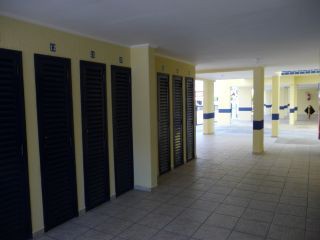 ARMÁRIO NAUTICO COM 03 CADEIRAS DE PRAIA E 02 GUARDA-SÓIS